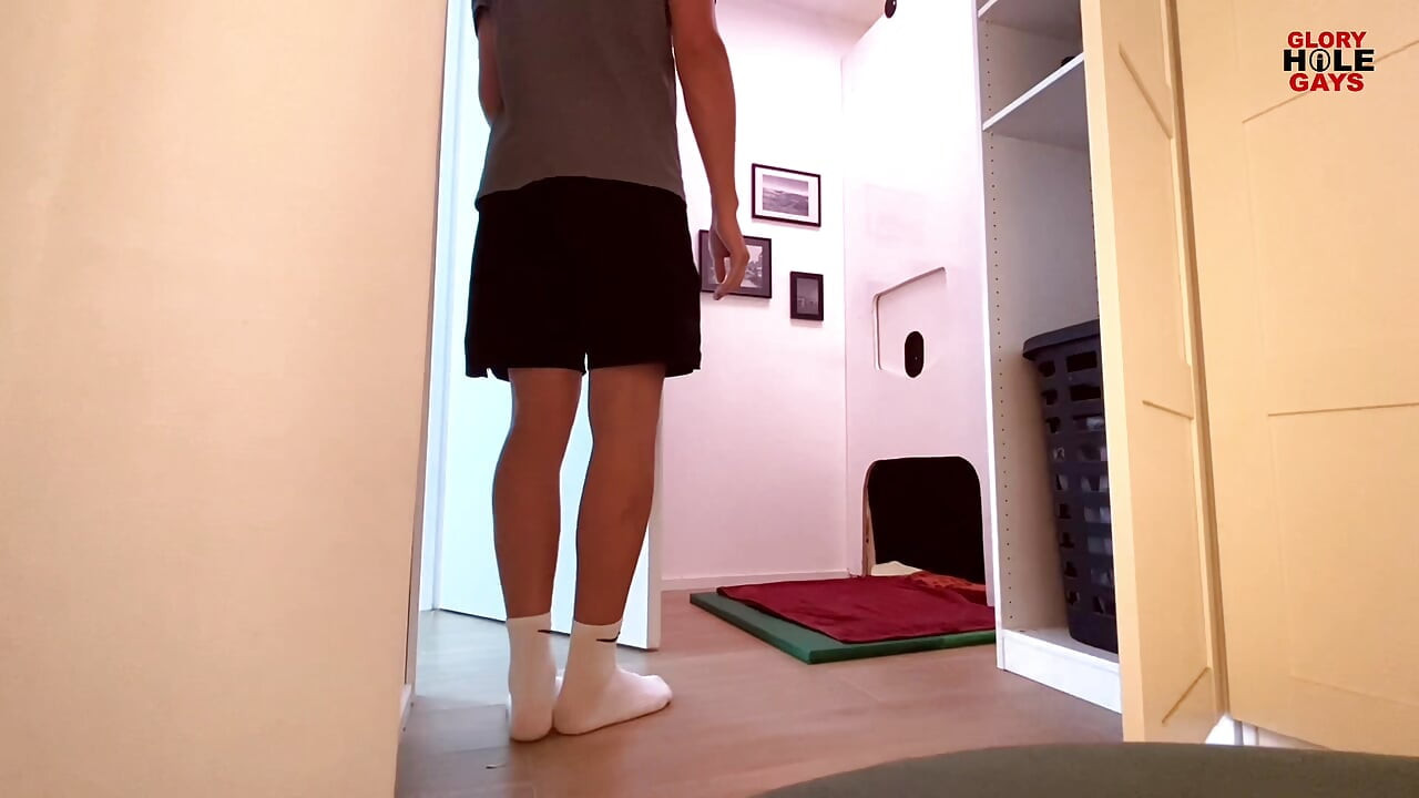 Gêmeo mascarado e amarrado fica no gloryhole