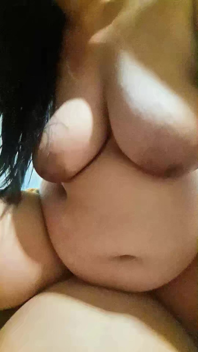 Pinay milf naast de deur komt klaar