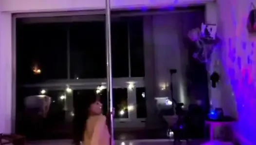Çıplak topuklu ayakkabılar ve dildo