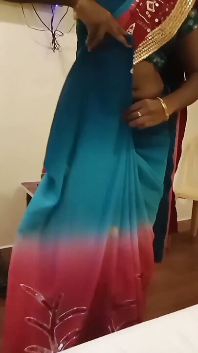 Desi Tamil Cuckold -vaimo kiusoittelee vaaleanpunaisissa rintaliiveissä Saree Napa Show'ssa hotellissa! Indianhotwifex