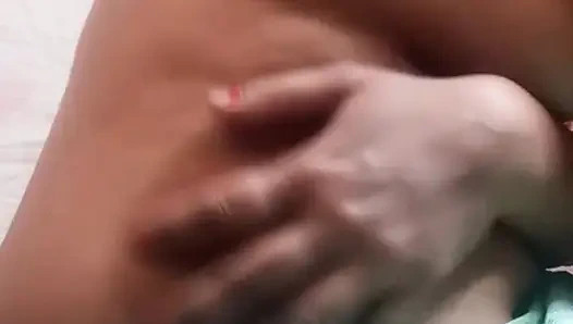 Indische schwägerin linderte ihre eingesessene sexuelle spannung, indem sie ihre finger benutzte und sich an den penis ihres schwagers erinnerte