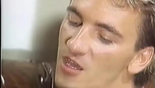 Memek cewek nakal rambut pirang ini dilibatkan sama dua cowok gay
