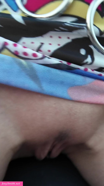 Jeny Smith pergi berjalan-jalan dalam pakaian tembus pandang. Video penuh hanya pada JenySmith.net