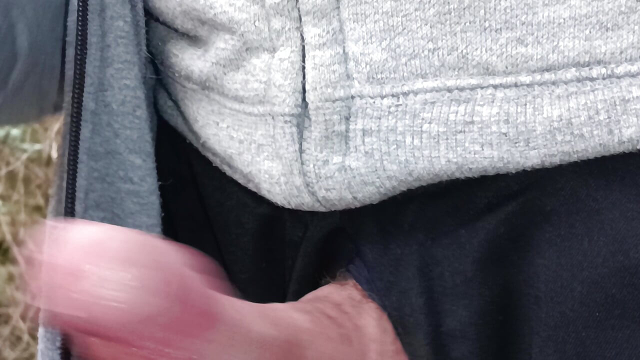 Рост большого необрезаного члена, дрочит, не давит дойти до оргазма, кончает