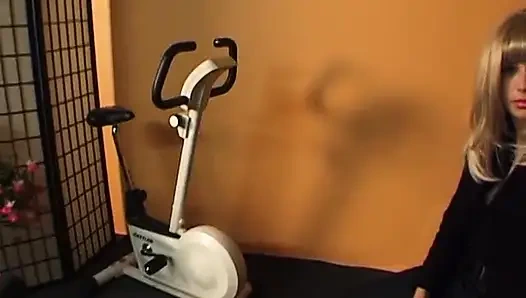 Sevimli sarışın hatun oyuncu seçmelerinde sert yarak emiyor