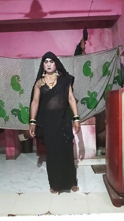 Madhuri bhabhi apni gand me do egg dalikali sari pehenkar