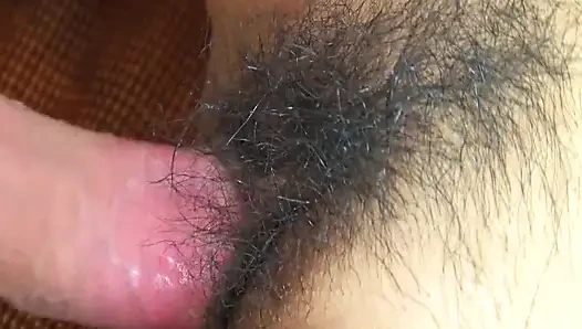 Dövmeli adam kanepede kıllı amcıklı büyük memeli Asyalı kızı sikiyor