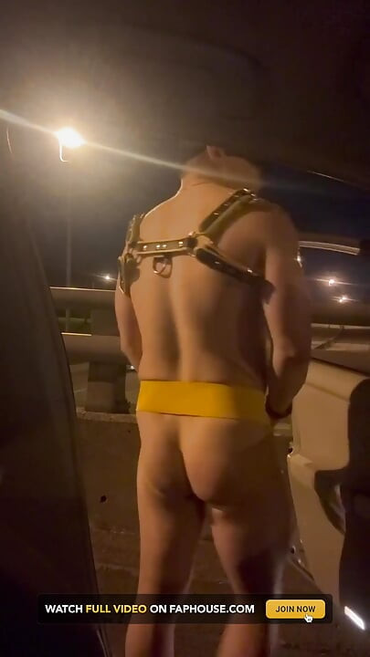 Σχεδόν πιάστηκε: Leather Muscle God's Risky Bridge Flex & Stroke