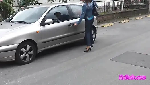 Вождение и реввинг в черных накачки босиком