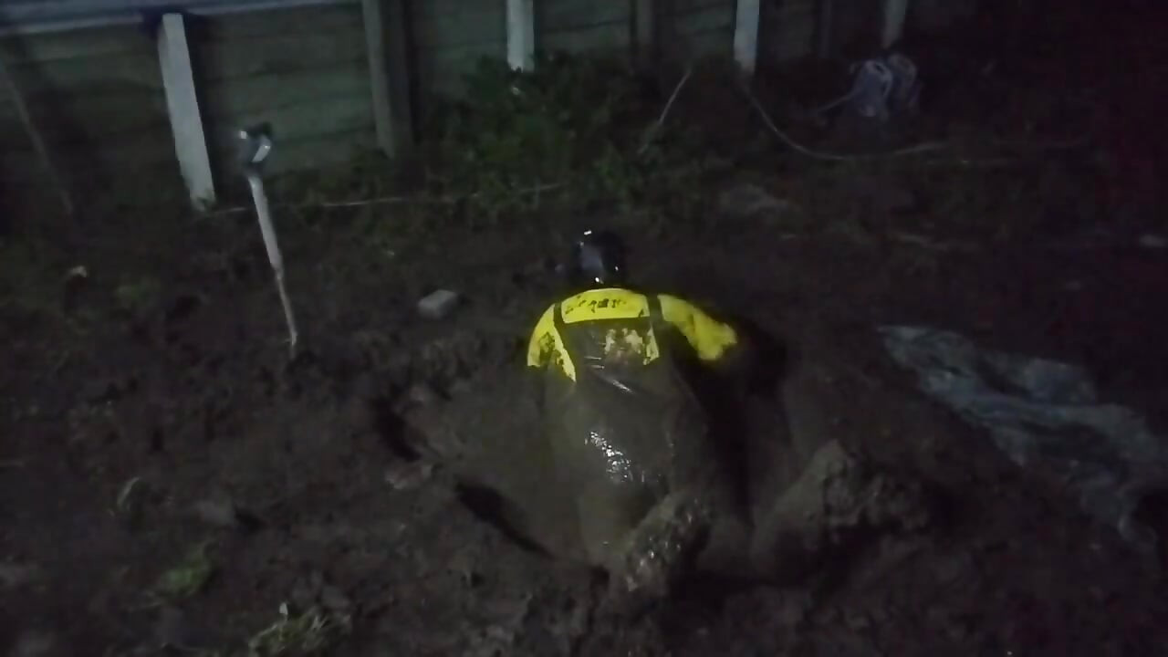 Latex Biohazard Drone chơi trong hố bùn