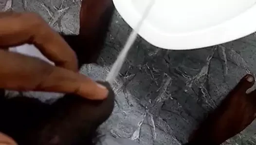 erkekler pissing içinde banyo