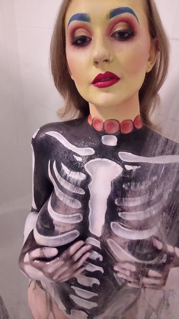 Kostlivec bodypaint sprcha a hra s kozy