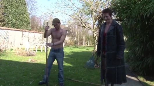 Older brunette slut seduces gardener