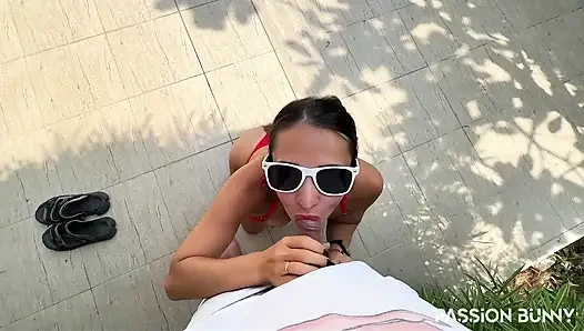 Fast Erwischt Mit Riskanter Blowjob & Pinkeln in Der Nähe Von Haus