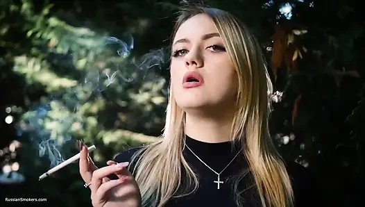 Горячая Крошка-блондинка Курит Одну Черную Сигарету На Природе
