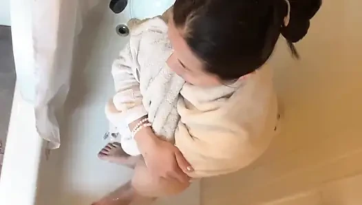 POV Hana dalam Video POV Waktu Mandi