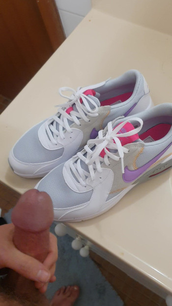 Quick cum on girl down the streets nikes