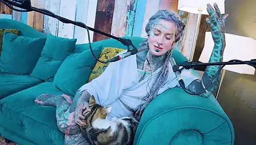 Ich spreche über E - Empathy - ASMR podcast SFW spricht goth dünnes mädchen dreadlocks tattoo-modell inked mädchen