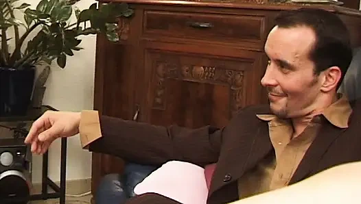 Hübsche französische puppe genießt schwanz in ihrem arsch und sperma auf ihrem gesicht