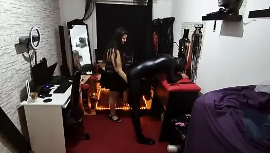 Latex domme fäuste klaffendes arschloch weit offen tropft