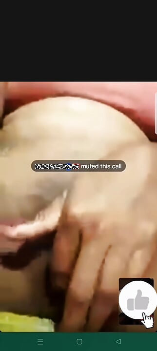 Teman wanita desi menjolok dalam panggilan video dengan teman lelaki