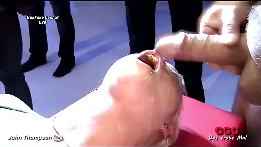 Лысый ебарь с большим черным членом долбит 4 слюни шлюшки в гэнгбэнге у бассейна!