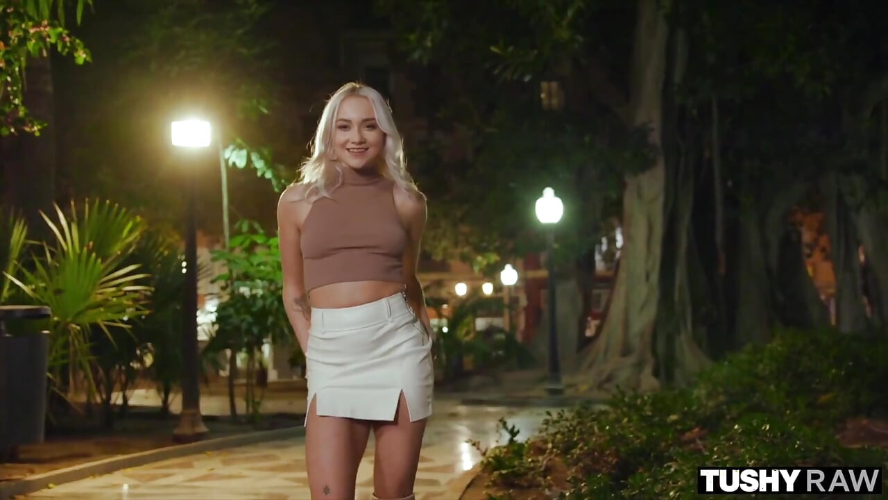 Tushyraw, süße blondine bekommt ihren perfekten kleinen arsch gedehnt