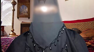 O fată din Bangladesh purtând burqa vine în Arabia Saudită și este futută acasă pentru bani