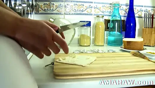 Tante rambut pirang cristal rose ngentot di dapur sama cowok bertato