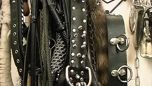 Kırmızı lateksli azgın orta yaşlı seksi kadın büyük büyük zenci yarağı dildoyla esnetiliyor