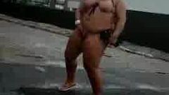 Bbw brasiliana abbronzata che fa jilling per strada