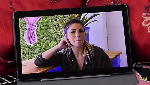 Горячая итальянская девушка с большими сиськами.