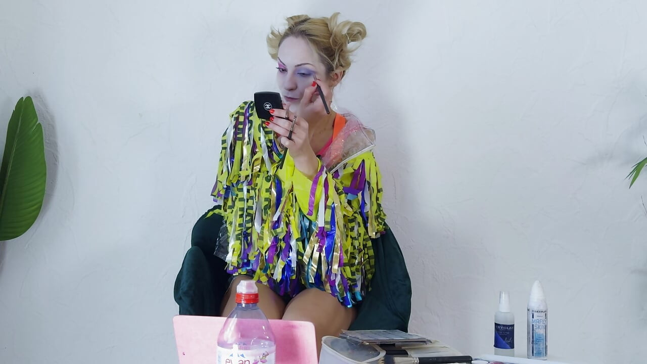 SFW Harley quinn पोल पर डांस करती है