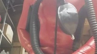 라텍스 캣수트와 두꺼운 고무 헬멧