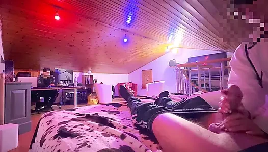 Temanku ngentot kontolku selama 13 menit, dan aku crot berkali-kali sambil ditonton teman sekamar - pov finish yang eksplosif