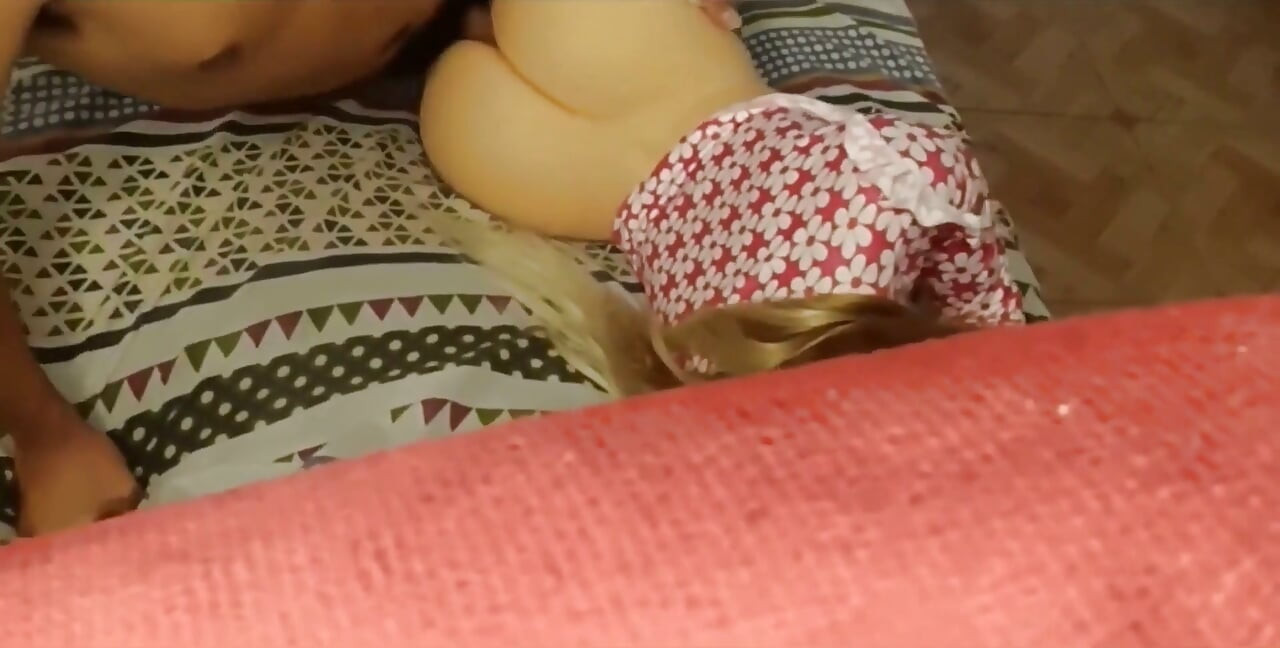 951 Drobná japonská dívka dostává velký penis na své narozeniny
