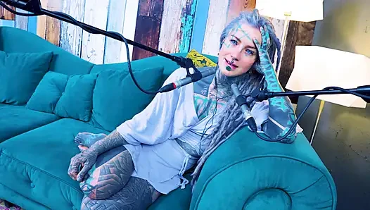 S hakkında konuşuyorum - utanç - asmr podcast sfw konuşuyor gotik sıska kız dreadlocks dövmeli model dövmeli kız