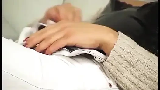 Cewek cantik dengan cincin klitoris dientot di semua posisi di ruang tamu