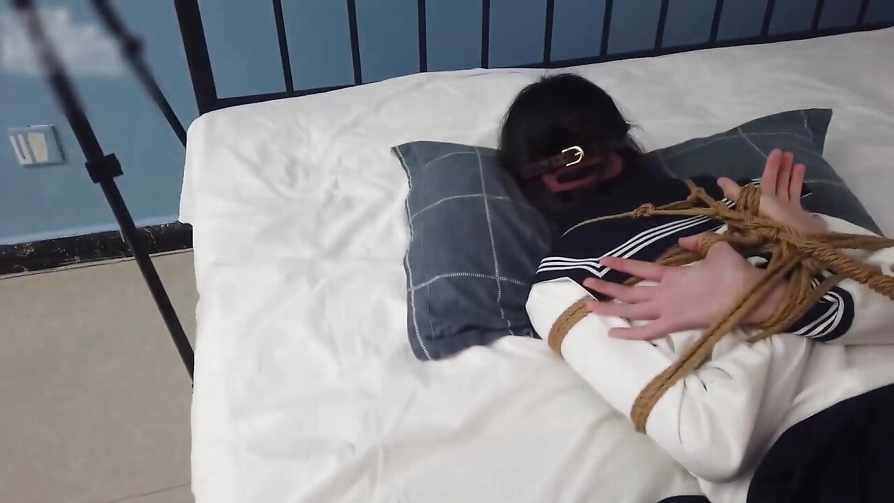 Mi novia está súper rosa y descalza, atada en una red de cuerda, haciéndome cosquillas