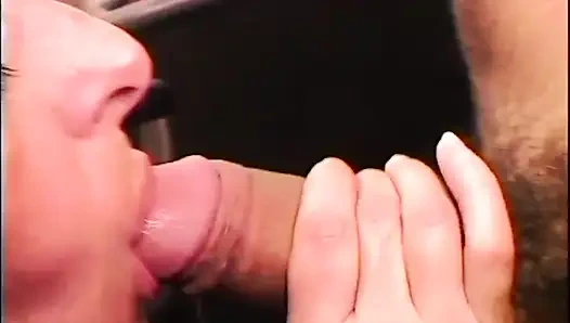 Blonde MILF liebt es, blowjobs im büro zu machen