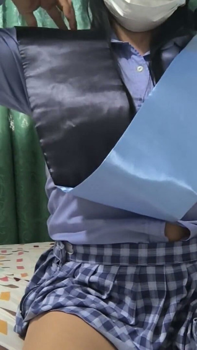 A recent economist graduate starts creating content for adults | Clip 1