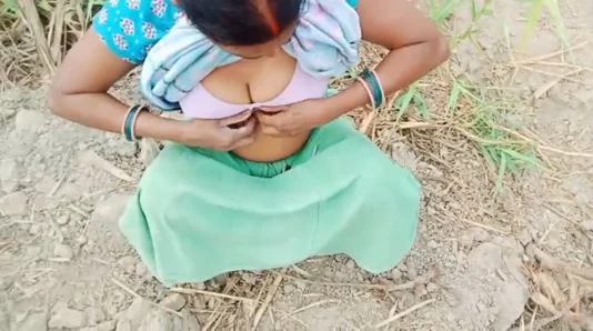village bhabhi ko kheto me chudai kiya devar ne
