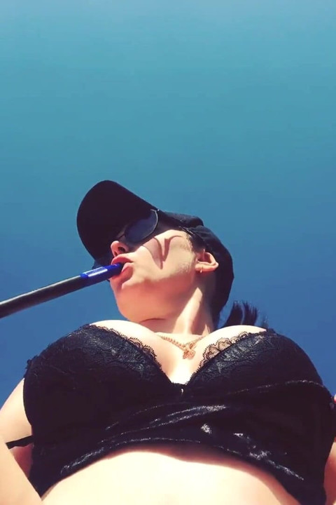 Tetas grandes se burlan y fuman con cara de pato encima de ti al aire libre