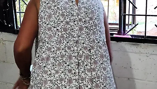 Oma wird heiß, während sie das waschen macht