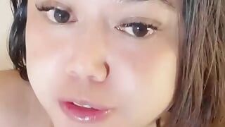 Asiatique fille sangean demander à entot son petit ami à l’hôtel
