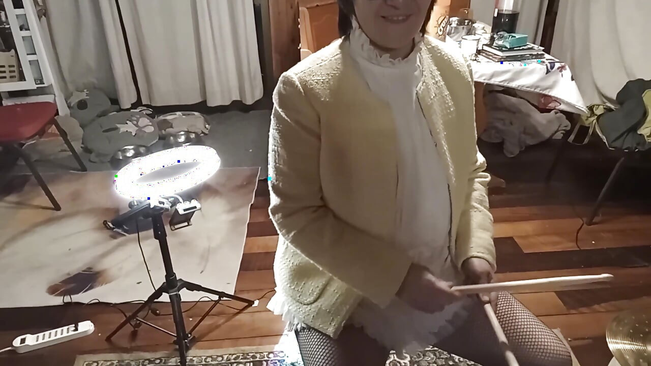 Fantasiku sama kamu. Sementara aku bermain the Drums