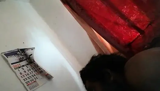 Ich necke die geschwollenen brustwarzen meiner tante