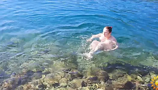 Красивый нудистка в любительском видео: растяжка на улице и обнаженное искусство плавания