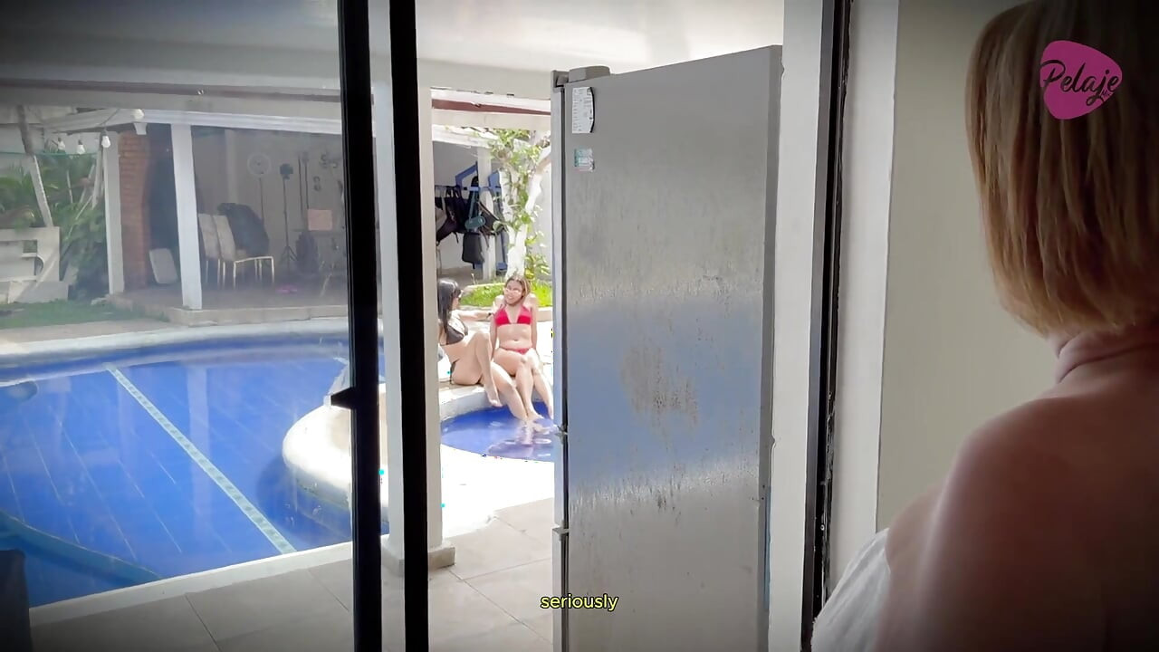 Abuela caliente se masturba mientras mira a sus dos hijastras tocándose en la piscina
