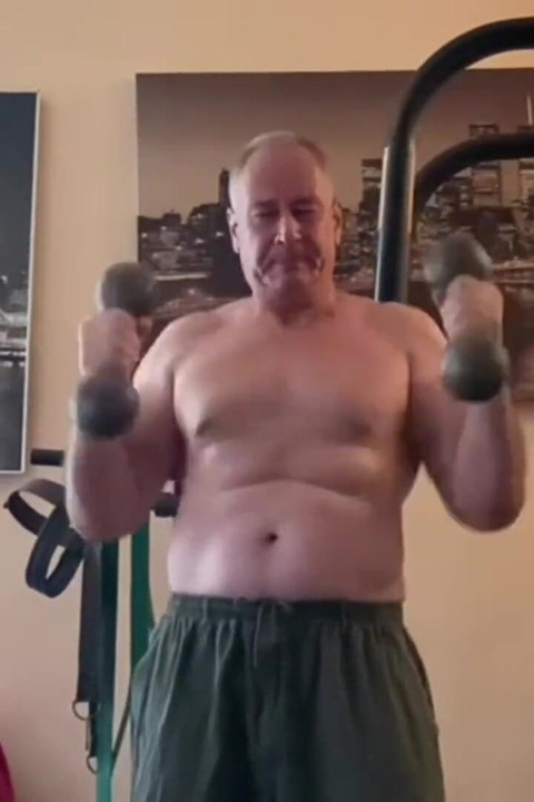 強い男がトレーニング後に自慰をする